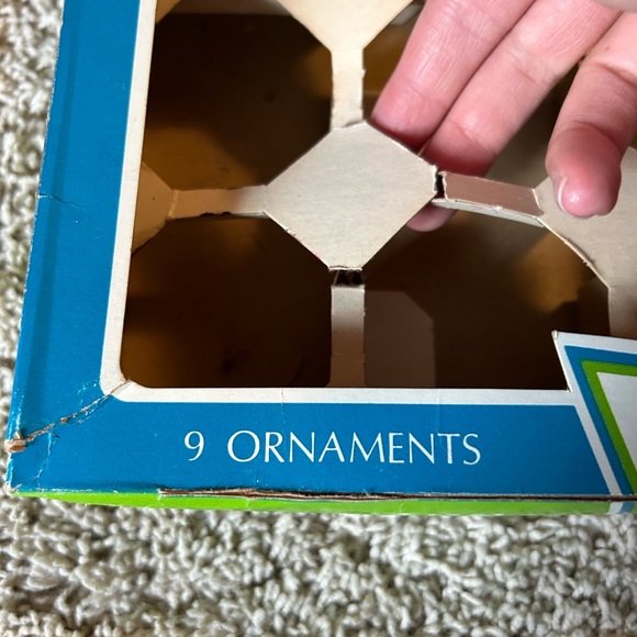 Box of vintage ornaments - Picture 6 of 15